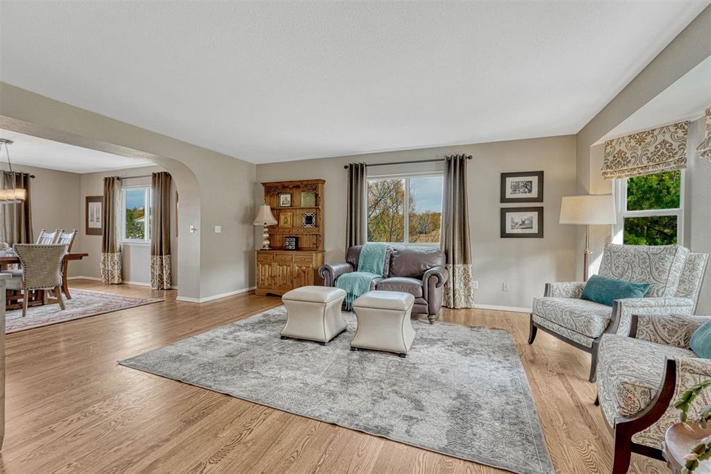 Image 34 of 45: Living Room