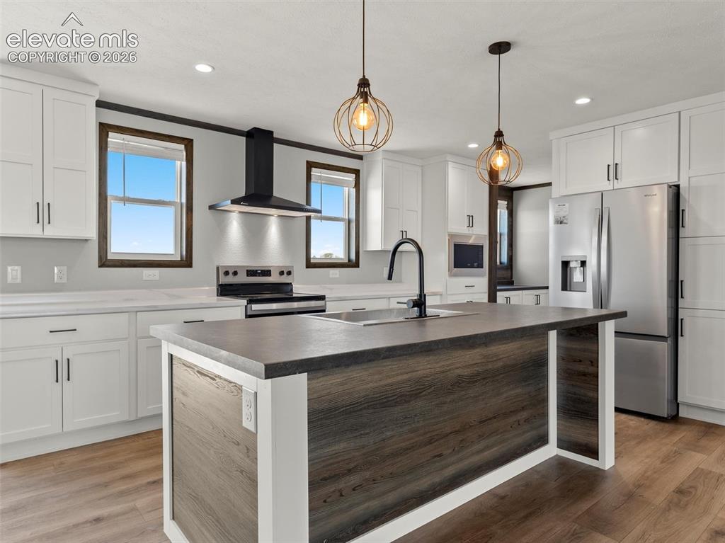 Image 10 of 40: Kitchen