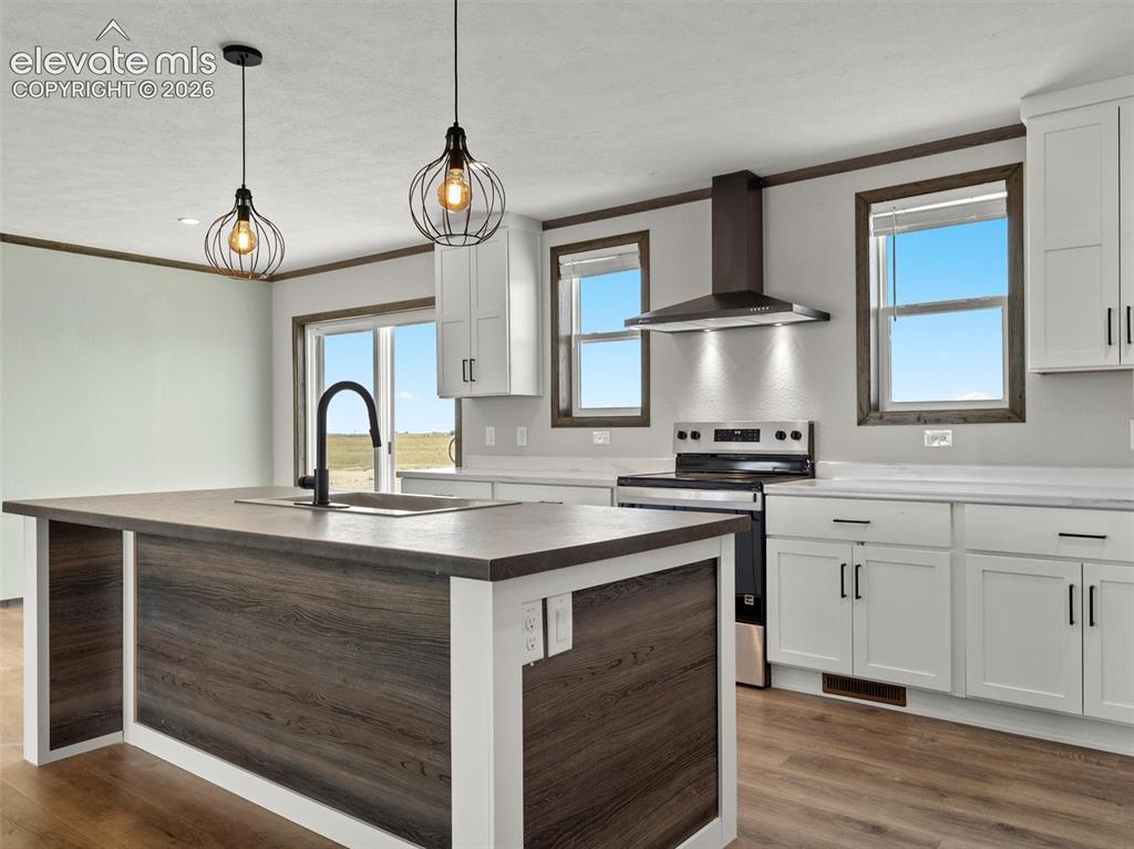 Image 11 of 40: Kitchen