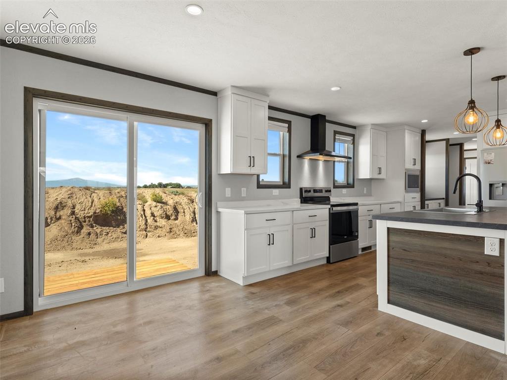 Image 9 of 40: Kitchen