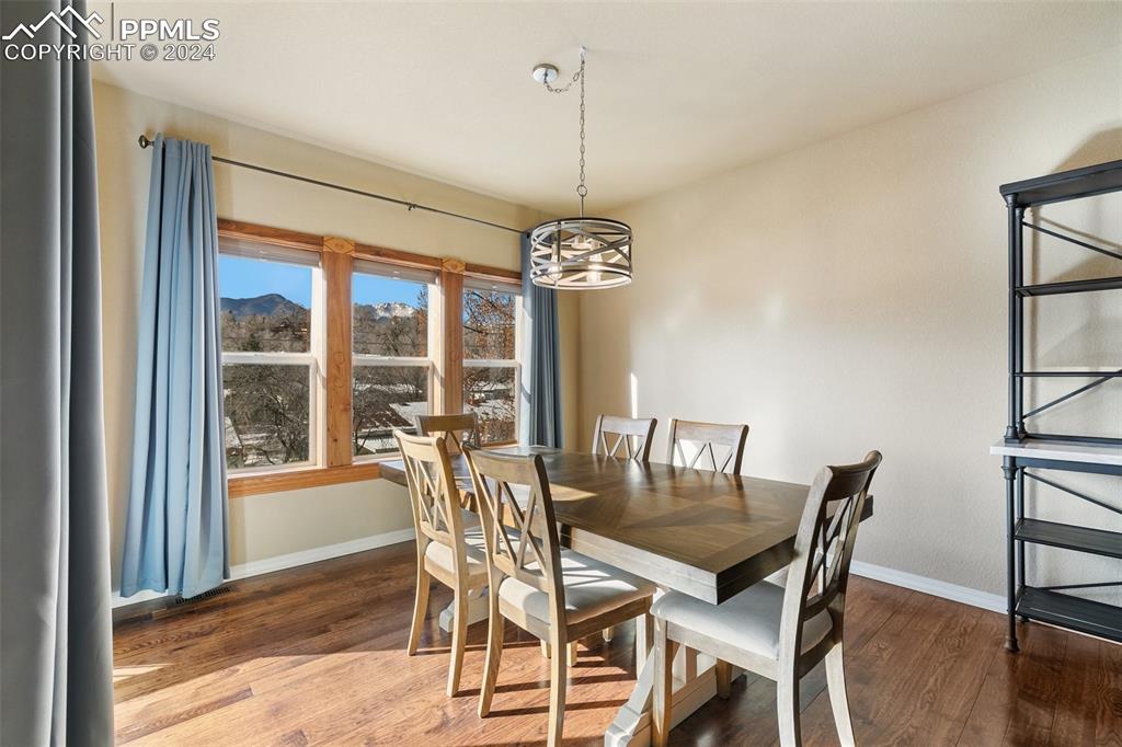 Image 10 of 39: Dining Area