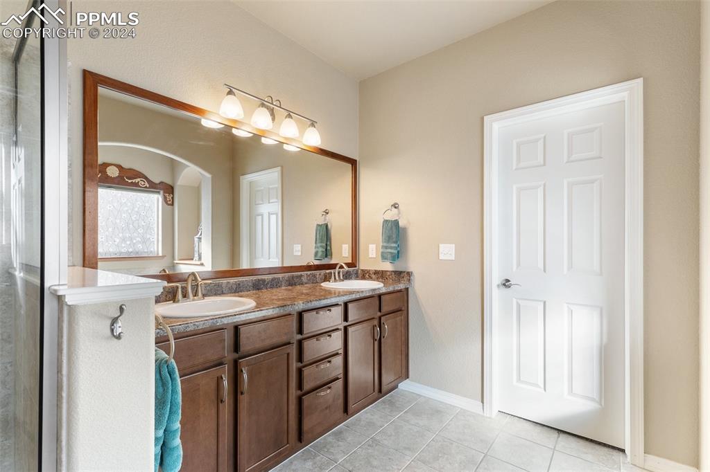 Image 17 of 39: 5-piece primary bath with walk-in closet.
