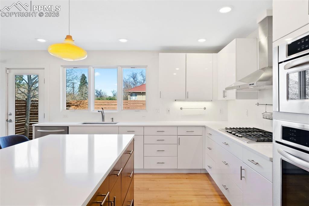 Image 16 of 50: Kitchen