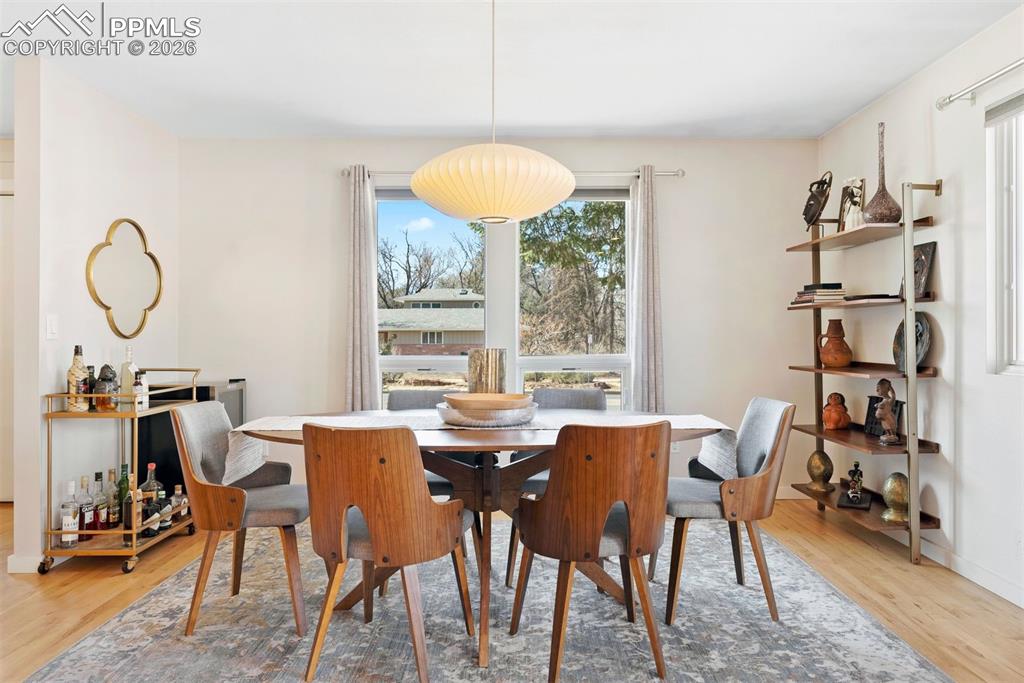 Image 18 of 50: Dining Area