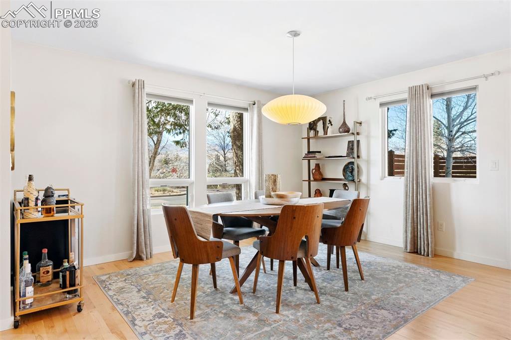 Image 19 of 50: Dining Area