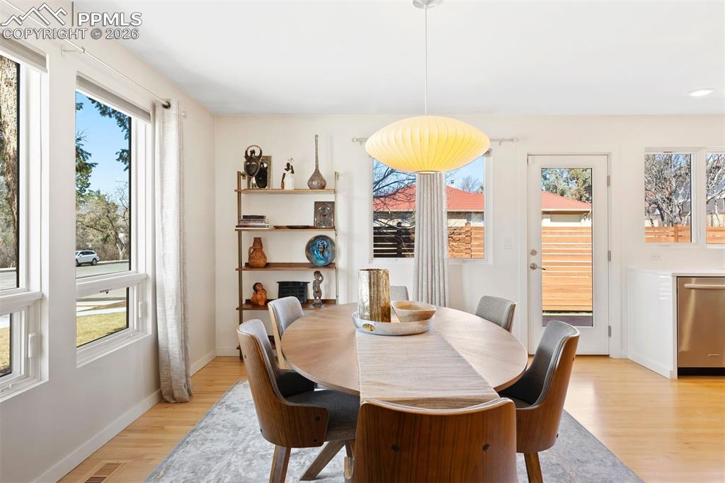 Image 20 of 50: Dining Area