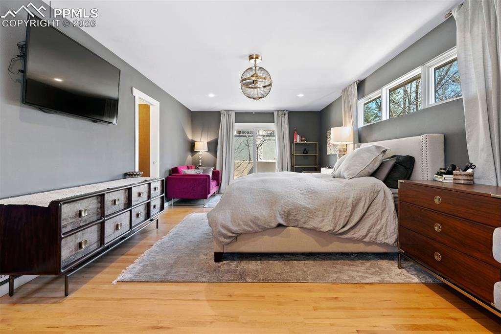 Image 22 of 50: Bedroom