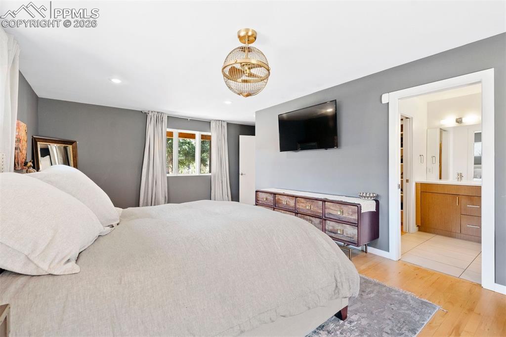 Image 24 of 50: Bedroom