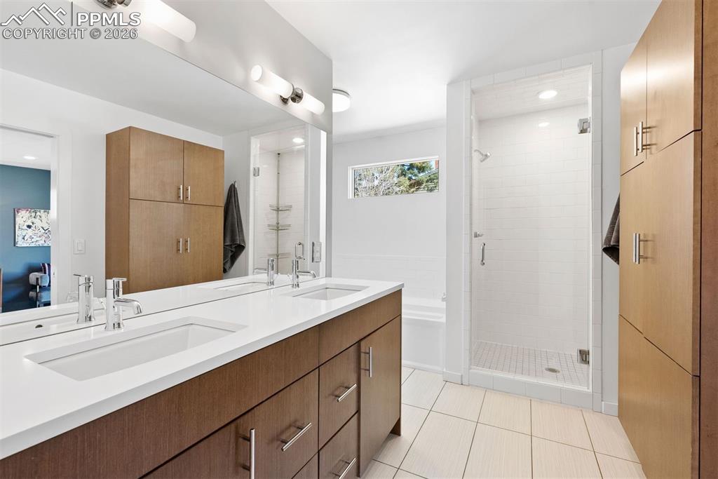 Image 25 of 50: Bathroom