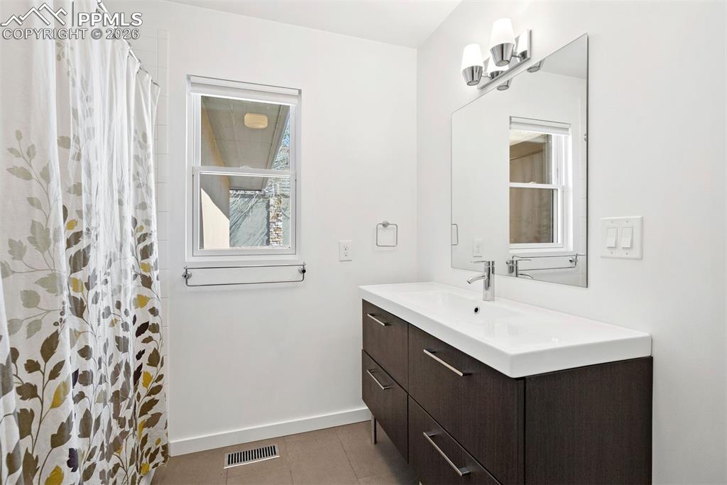 Image 28 of 50: Bathroom