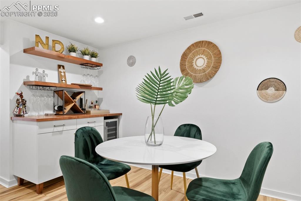 Image 30 of 50: Dining Area