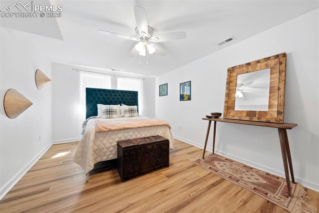 Image 31 of 50: Bedroom