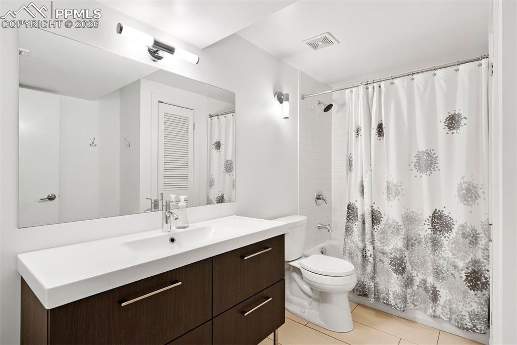 Image 33 of 50: Bathroom