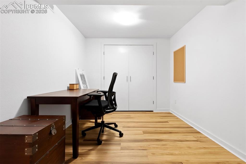 Image 34 of 50: Office