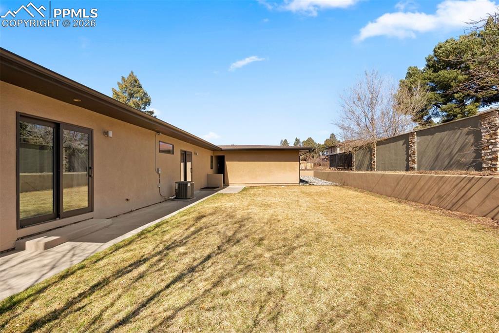 Image 38 of 50: Yard