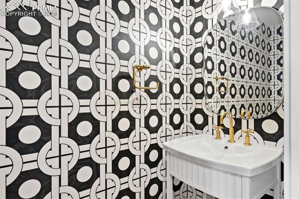 Image 5 of 50: Bathroom