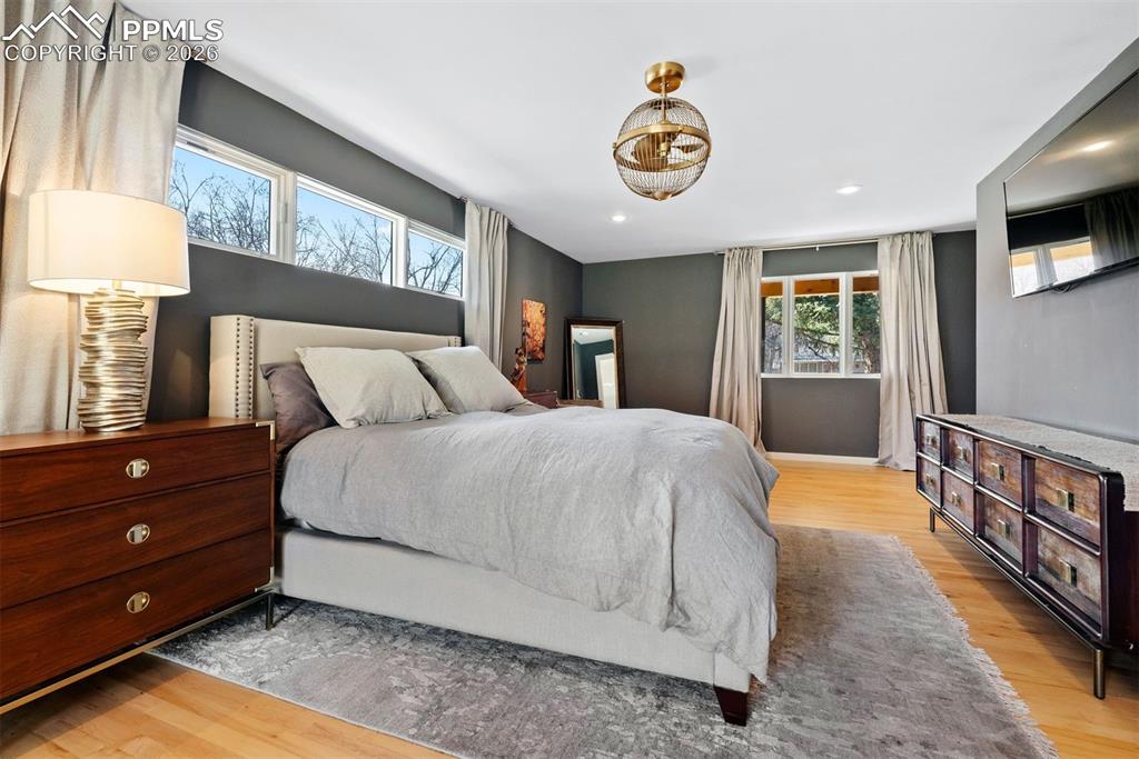 Image 8 of 50: Bedroom