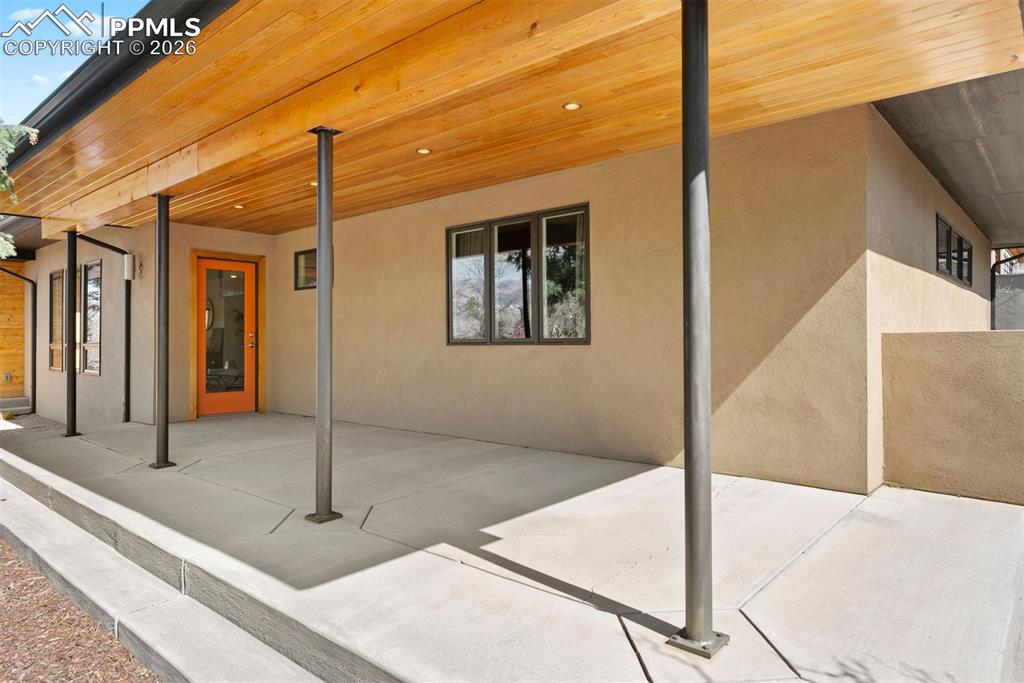 Image 9 of 50: Patio