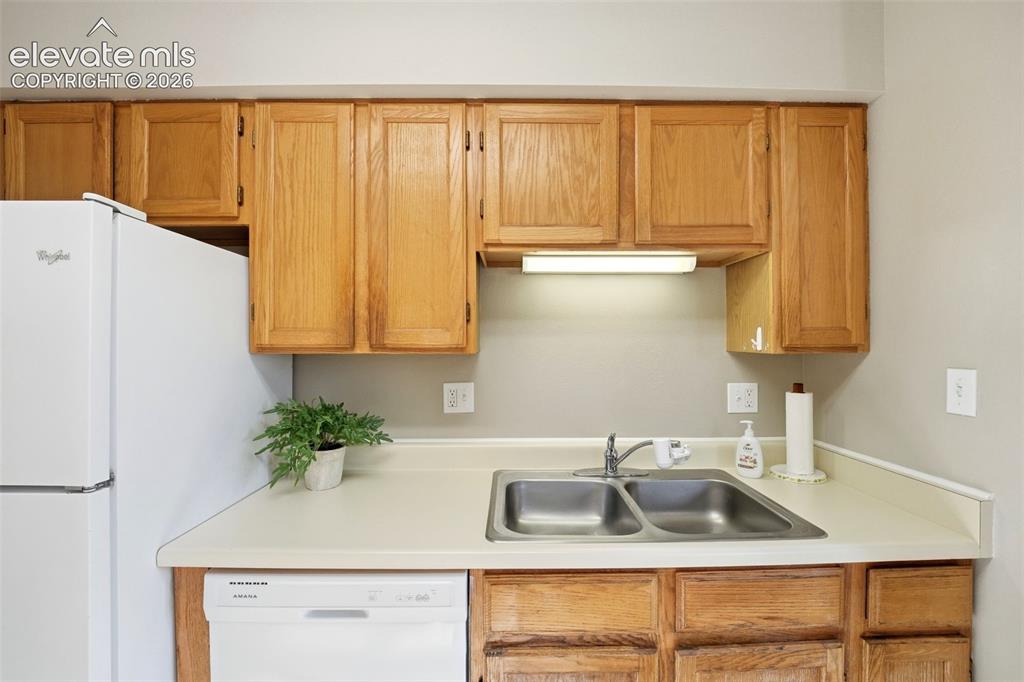 Image 12 of 20: Kitchen