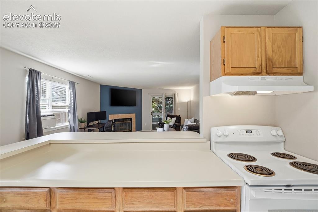 Image 13 of 20: Kitchen