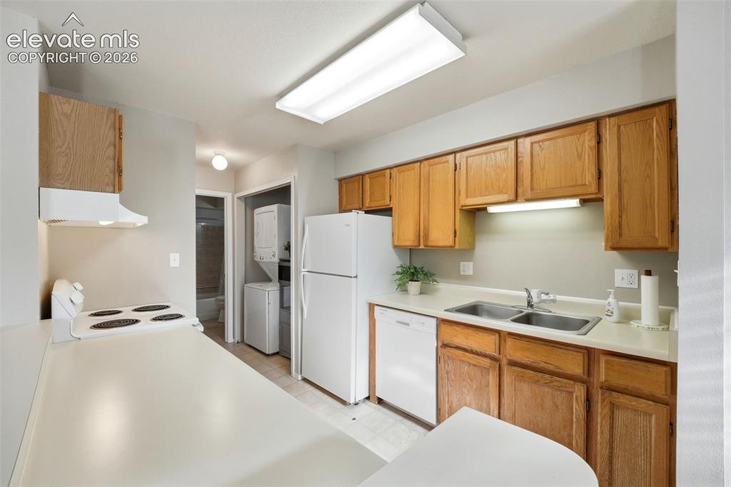 Image 14 of 20: Kitchen