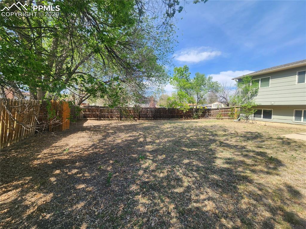 Image 10 of 11: Bedroom