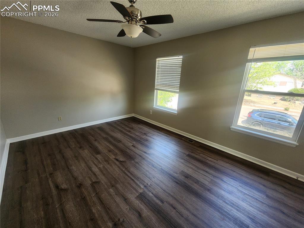 Image 5 of 11: Family Room