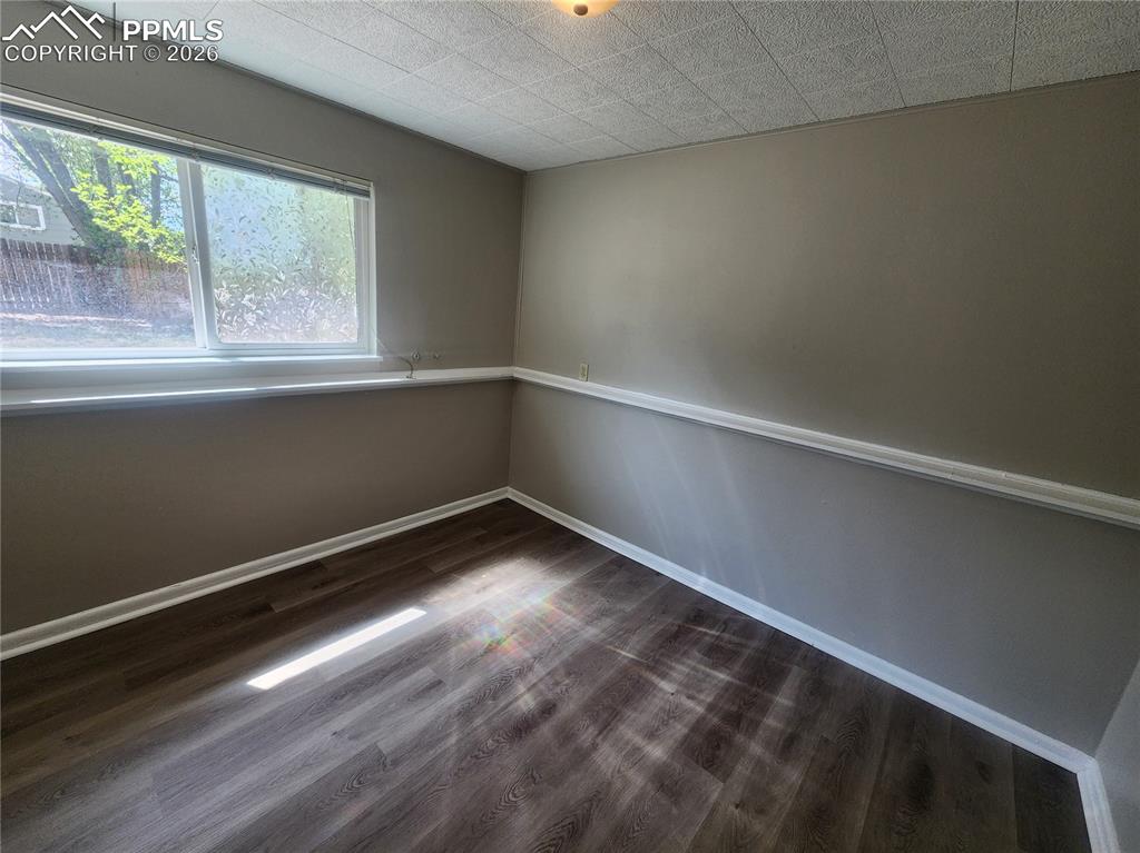 Image 7 of 11: Living Room