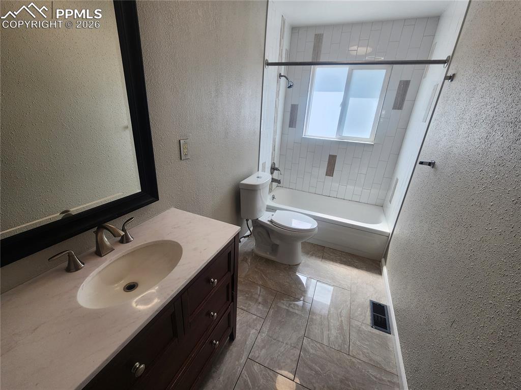 Image 8 of 11: Bedroom