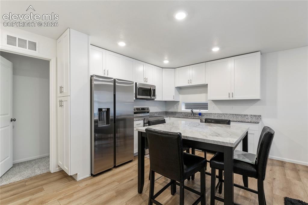 Image 13 of 20: Kitchen