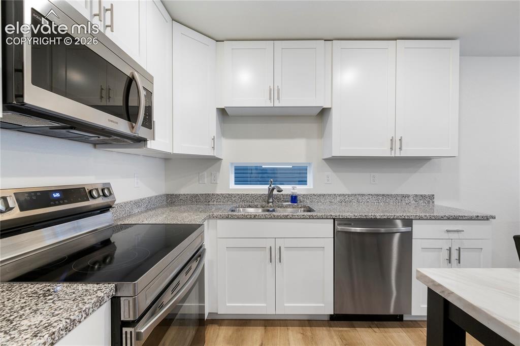 Image 15 of 20: Kitchen