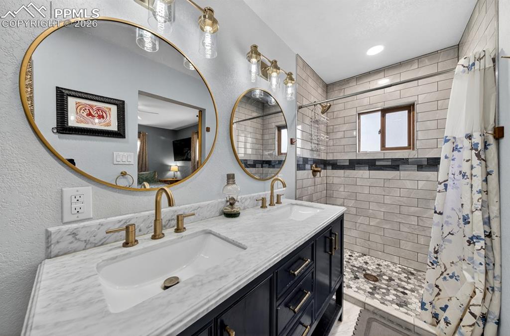 Image 12 of 19: Bathroom