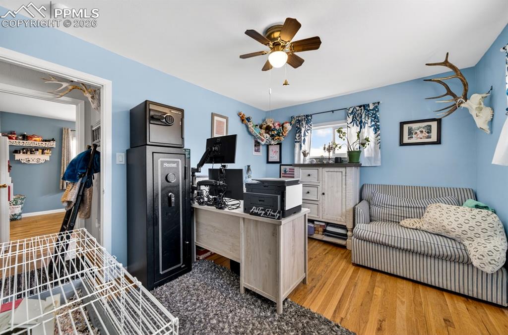 Image 13 of 19: Office