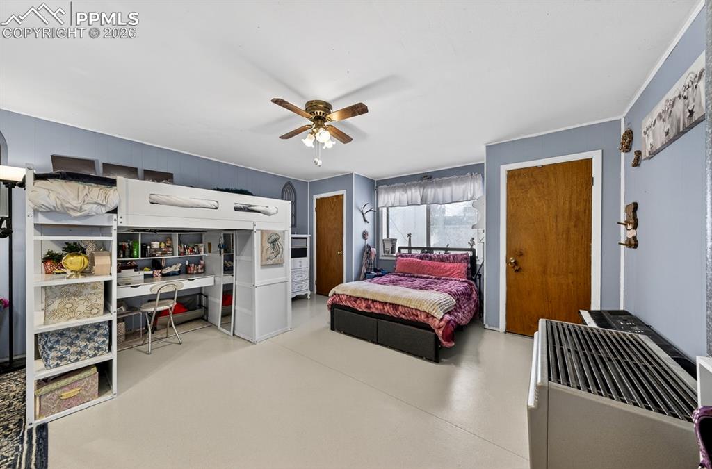 Image 16 of 19: Bedroom