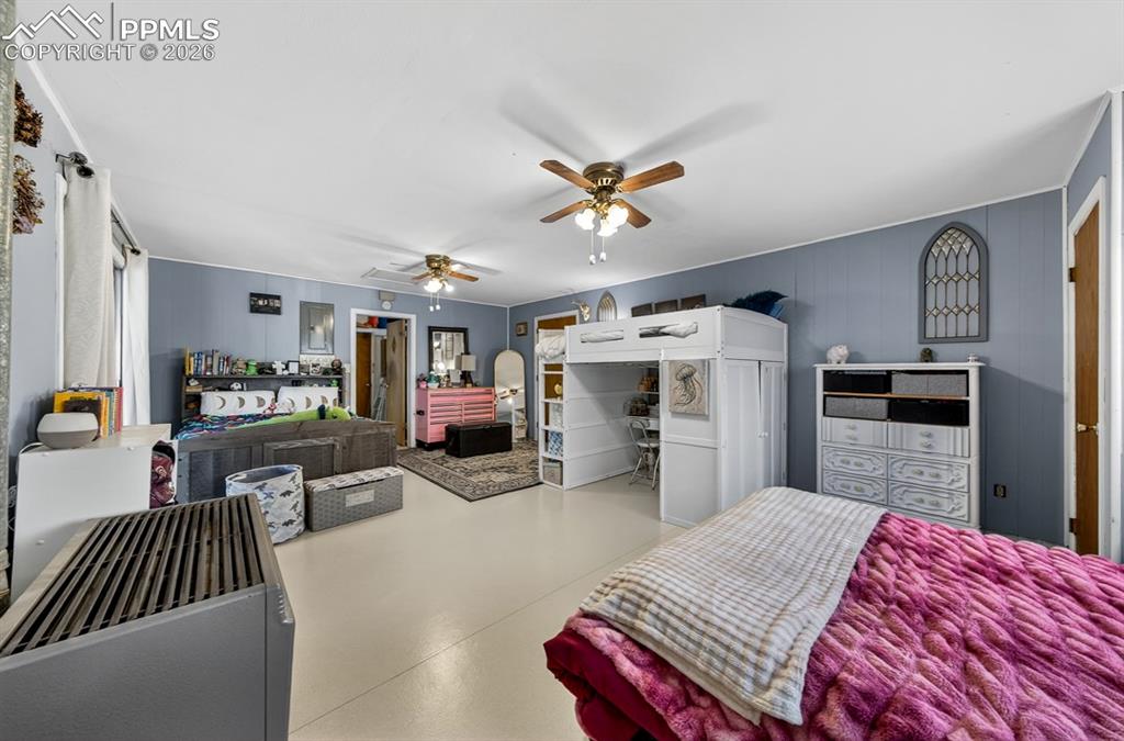 Image 17 of 19: Bedroom