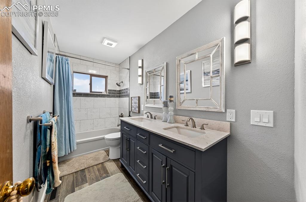 Image 19 of 19: Bathroom