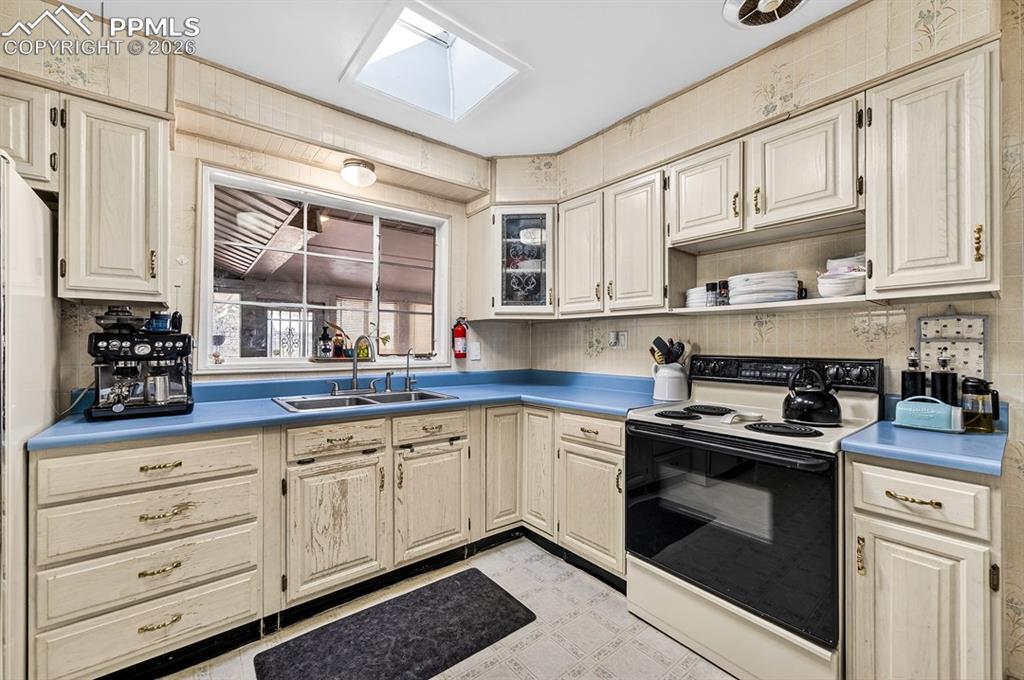 Image 6 of 19: Kitchen