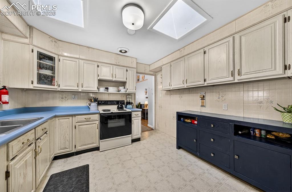 Image 7 of 19: Kitchen