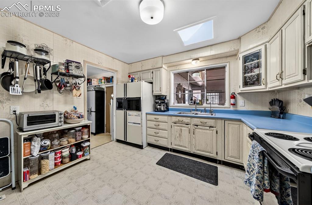 Image 8 of 19: Kitchen