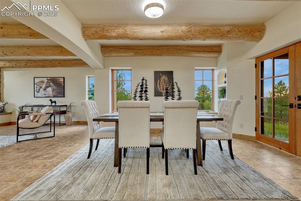 Image 11 of 40: Dining Area