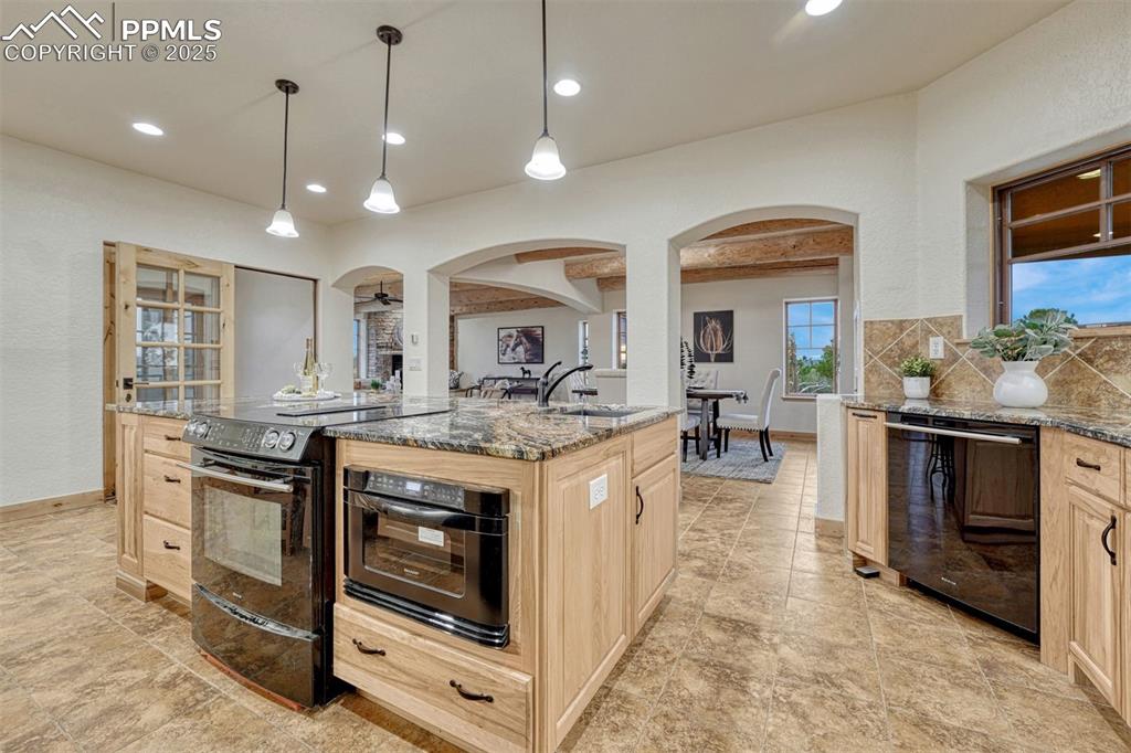 Image 15 of 40: Kitchen
