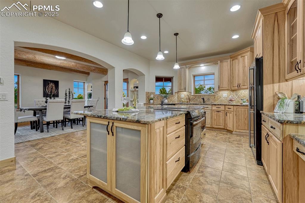 Image 4 of 40: Kitchen