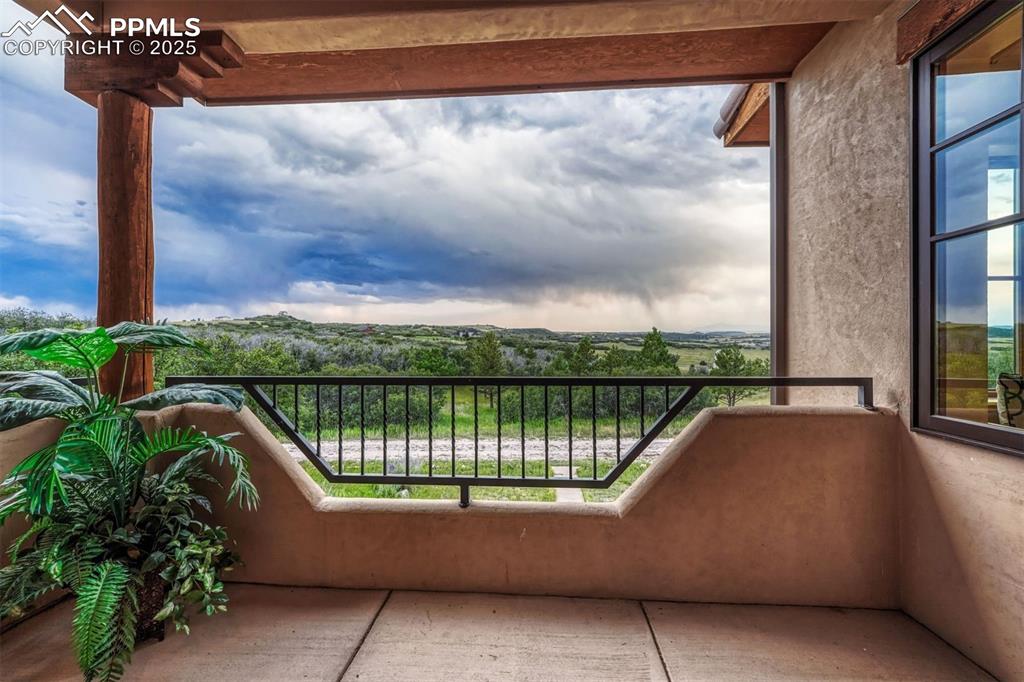 Image 7 of 40: Balcony