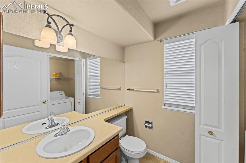 Image 16 of 45: Bathroom