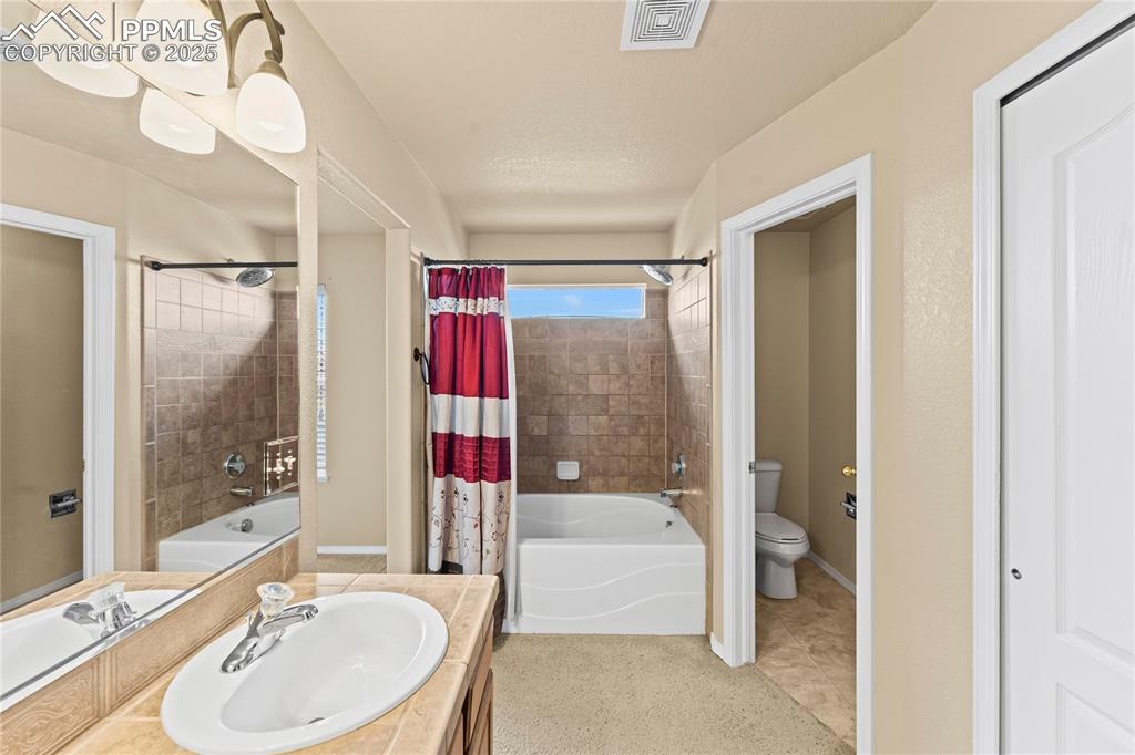 Image 26 of 45: Bathroom