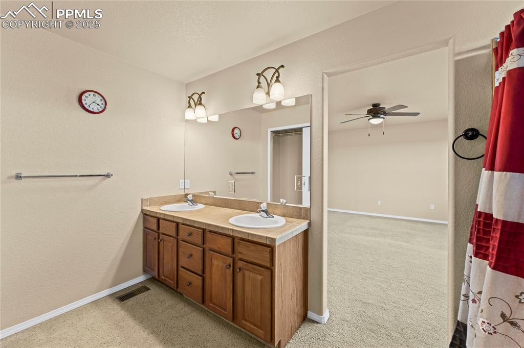 Image 27 of 45: Bathroom