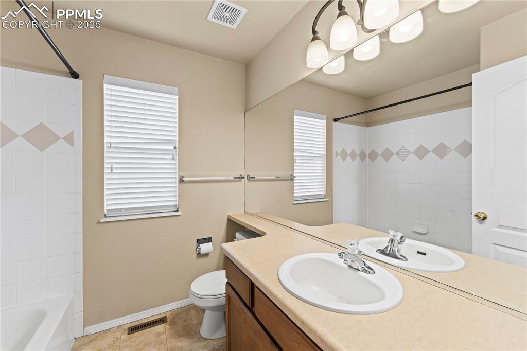 Image 28 of 45: Bathroom