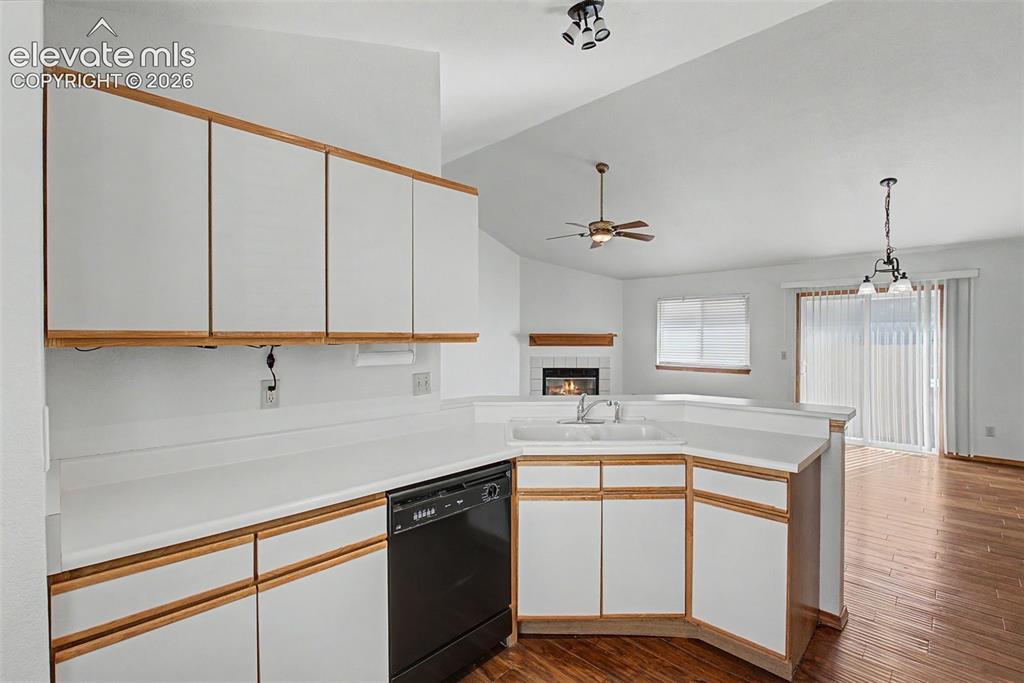 Image 11 of 29: Kitchen