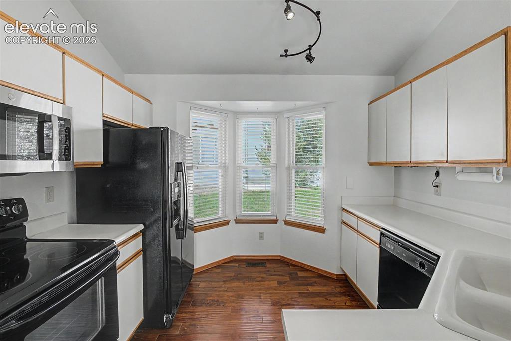 Image 9 of 29: Kitchen