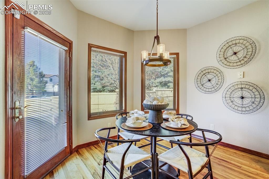 Image 14 of 49: Breakfast nook dining area off the kitchen with access to the backyard.